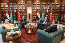 Các Ngoại trưởng Badr Abdelatty của Ai Cập, Thái tử Faisal bin Farhan Al Saud của Arab Saudi, Ishaq Dar của Pakistan và Hakan Fidan của Thổ Nhĩ Kỳ đã gặp nhau để thảo luận về việc giảm leo thang căng thẳng khu vực, trong bối cảnh xung đột giữa Mỹ và Israel với Iran, tại Islamabad, Pakistan ngày 29/3. Ảnh: Reuters.