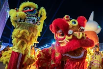 Các vũ công múa lân biểu diễn trước thềm lễ đón Tết Nguyên đán tại một trung tâm thương mại ở Bangkok, Thái Lan. Ảnh: Reuters.