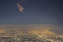 Phi công Israel quay lại cảnh các đầu đạn con từ tên lửa đa đầu đạn của Iran rơi xuống Israel. Ảnh: MW.