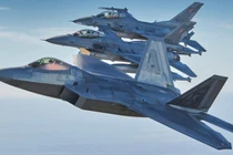 Máy bay F-22 của Không quân Mỹ cùng với máy bay F-16 của Ba Lan. Ảnh: MW.