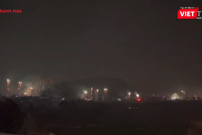 Pháo hoa rực rỡ đón Tết Bính Ngọ 2026 tại vùng quê, chào kỷ nguyên mới