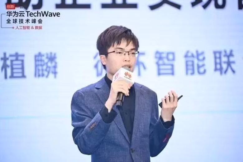 Người sáng lập, CEO Moonshot AI Dương Thực Lân, người xây dựng ngay tại Trung Quốc những phòng thí nghiệm có khả năng cạnh tranh trực tiếp với Silicon Valley và Kimi là bước đầu tiên. Ảnh: Sina.