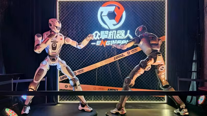 Hai robot hình người T800 sẵn sàng chiến đấu với nhau trước thềm giải đấu UKRL 2026. Ảnh: Getty