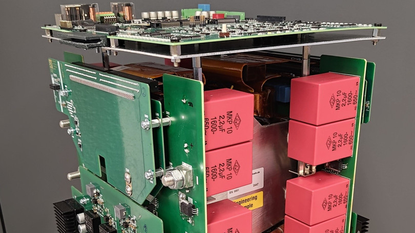Bộ chuyển đổi DC/DC cách ly điện dịch với công suất đầu ra 250 kW, hiệu suất đạt 99,26% và mật độ công suất thể tích là 9 kW/l. Ảnh: Fraunhofer ISE