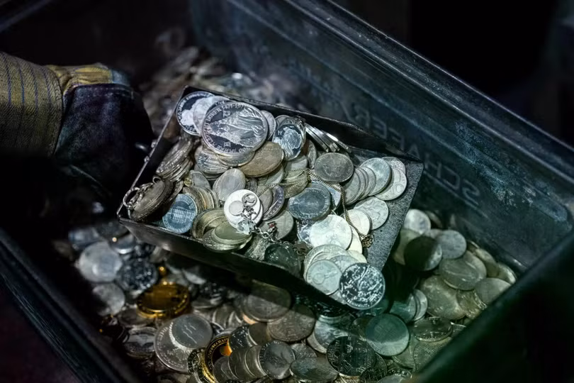 Những đồng tiền bạc được ghi hình ngay trước khi được đem đi nung chảy để sản xuất bạc thỏi tại Nhà máy Luyện kim Vàng và Bạc Áo ở Vienna. Ảnh: Getty