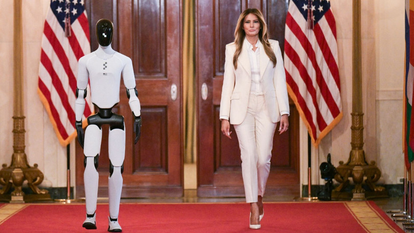 Robot nhân hình cùng sải bước với bà Melania Trump tại Hội nghị Thượng đỉnh AI diễn ra ở Nhà Trắng, Washington, D.C. Ảnh: Getty