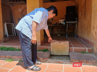 Chuyện ở hầm bí mật, nuôi giấu cán bộ giữa vòng vây địch tại căn cứ K20 ảnh 12 Ông Nguyễn Thông, cựu cơ sở cách mạng - người trông coi di tích chỉ dẫn một hầm bí mật ngay trước sân nhà thờ, được nguỵ trang tài tình như bậc thềm bình thường.