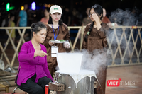 Mỹ Tâm, Noo Phước Thịnh "cháy hết mình" trong đêm khai mạc lễ hội ở Đà Nẵng, vạn khán giả ngất ngây ảnh 21 Trình diễn tráng bánh tráng mì