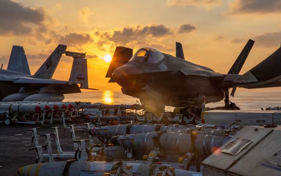 Một chiếc máy bay F-35C Lightning II của Mỹ đang chuẩn bị cho các hoạt động bay trên boong tàu sân bay lớp Nimitz USS Abraham Lincoln nhằm hỗ trợ cuộc tấn công vào Iran từ một địa điểm không được tiết lộ vào ngày 3/3. Ảnh: Reuters.