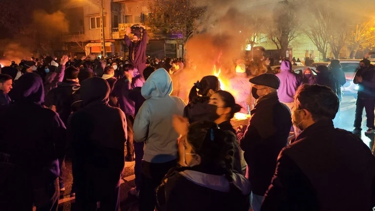 Người biểu tình đốt lửa ở Tehran, Iran vào ngày 8/1. Ảnh: Getty.