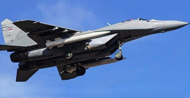 Máy bay chiến đấu MiG-29 của Không quân Serbia mang theo 2 tên lửa đạn đạo CM-400AKG của Trung Quốc. Ảnh: MW.