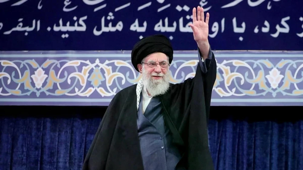 Lãnh đạo tối cao của Iran, ông Ali Khamenei, vẫy tay trong một cuộc họp ở Tehran hôm 17/2. Ảnh: Reuters.