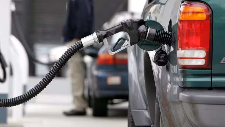 Nhiên liệu đang được bơm vào một chiếc xe tại một trạm xăng ở San Francisco, California. Ảnh: Getty.