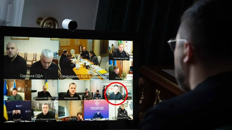 Bức ảnh ông Zelensky ngồi họp trong bóng tối bị cho là ảnh chỉnh sửa. Ảnh: Getty.