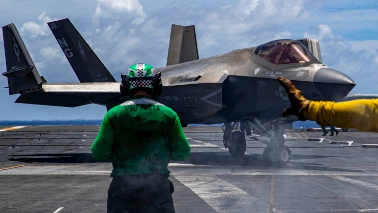 Máy bay F-35C trên tàu sân bay USS Abraham Lincoln. Ảnh: MW.
