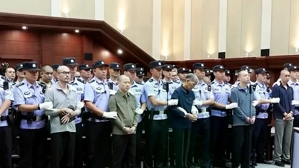 Bạch Ứng Thương (ngoài cùng bên trái) là một trong những thành viên chủ chốt của băng đảng tội phạm gia tộc họ Bạch bị xử tử ở Trung Quốc vì hàng loạt hoạt động bất hợp pháp ở Myanmar. Ảnh: SCMP.