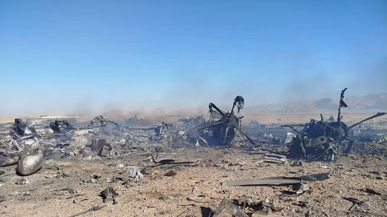 Xác máy bay trực thăng quân sự Mỹ bị rơi trong một nhiệm vụ giải cứu phi công người Mỹ mất tích của chiếc F-15E vào ngày 5/4. Ảnh: Getty.