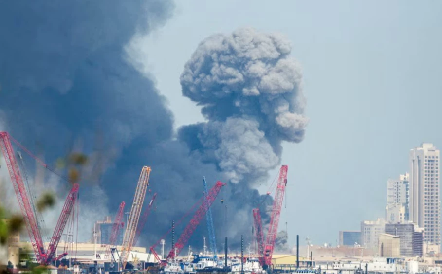 Khói bốc lên trời sau những tiếng nổ lớn ở Manama, Bahrain, ngày 28/2. Ảnh: Reuters.