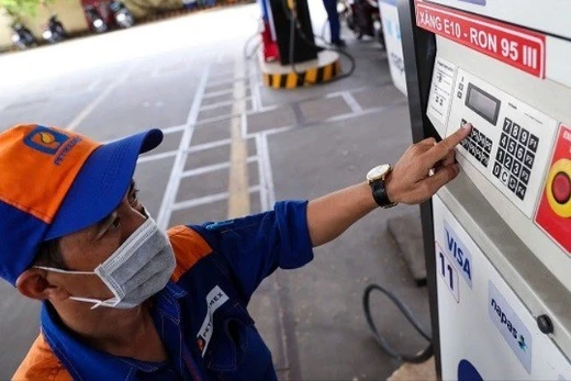 Giá xăng tiếp tục tăng, vượt ngưỡng 29.000 đồng/lít