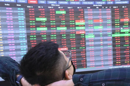 Cổ phiếu VIC, VHM, VRE “lau sàn” sau quyết định bất ngờ của Vingroup