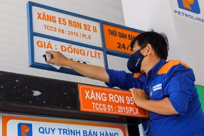 Giá xăng giảm gần 4.000 đồng/lít
