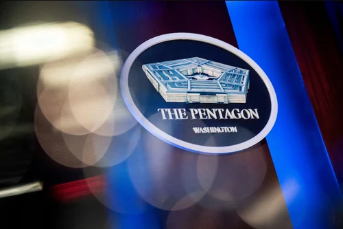 Biểu tượng của Lầu Năm Góc được nhìn thấy phía sau bục phát biểu trong phòng họp báo tại Lầu Năm Góc ở Arlington, Virginia, Mỹ. Ảnh: Reuters.