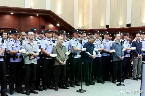 Bạch Ứng Thương (ngoài cùng bên trái) là một trong những thành viên chủ chốt của băng đảng tội phạm gia tộc họ Bạch bị xử tử ở Trung Quốc vì hàng loạt hoạt động bất hợp pháp ở Myanmar. Ảnh: SCMP.