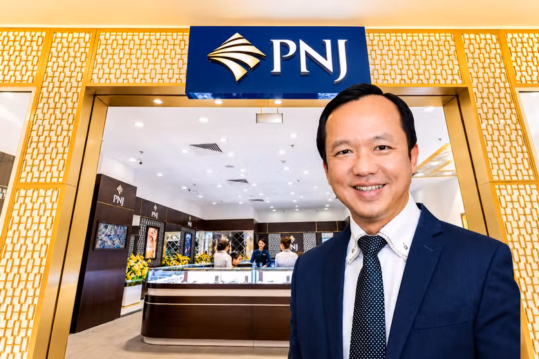Giữa lúc nhà đầu tư bán tháo, Tổng giám đốc Phan Quốc Công đăng ký mua 1 triệu cổ phiếu PNJ