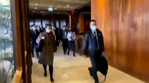 Đoàn Trung Quốc tiến vào phòng họp, ông Vương Nghị giơ tay chào các phóng viên (Ảnh: Guancha).