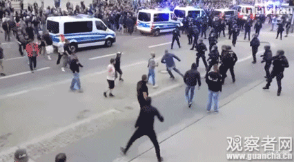 Các phần tử cực Hữu đuổi đánh người nước ngoài trên phố