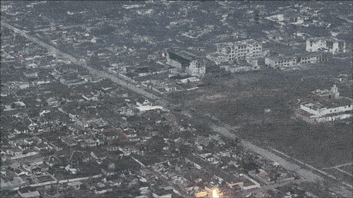 Hình ảnh tên lửa kéo dây nổ rơi trúng tòa nhà ở Mariupol (Ảnh: NetEasy).