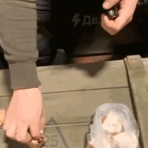 Video lính Ukraine tẩm mỡ lợn vào đạn để bắn binh lính người Chesnya (Nguồn: QQ).