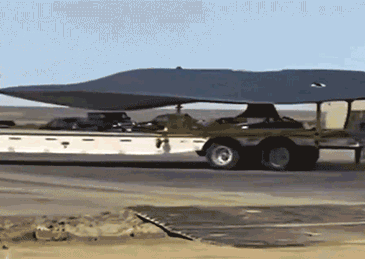 Chiếc máy bay bí ẩn trên xe kéo