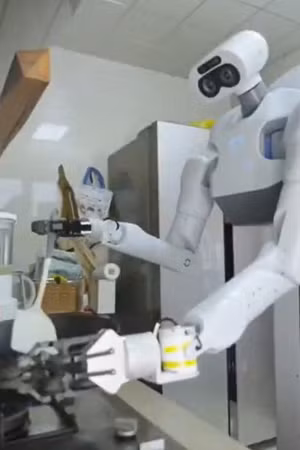 Robot Trung Quốc gây kinh ngạc với khả năng làm việc nhà như giúp việc