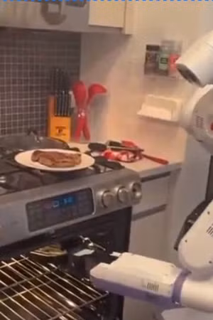 Robot "quản gia" nấu bò bít tết chuẩn Michelin