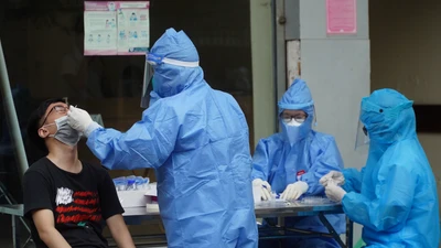 Nhân viên y tế lấy mẫu xét nghiệm COVID-19 cho người dân (Ảnh - Minh Nhân) 