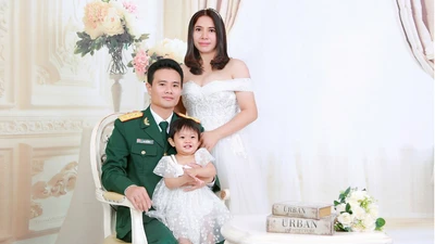 Gia đình Thượng úy Đậu Văn Dũng, chị Phạm Thị Ngọc và con gái Đậu Hà Lan (Ảnh - BVCC)