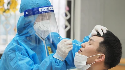 Nhân viên y tế lấy mẫu xét nghiệm Covid-19 cho học sinh (Ảnh - Đăng Chung) 