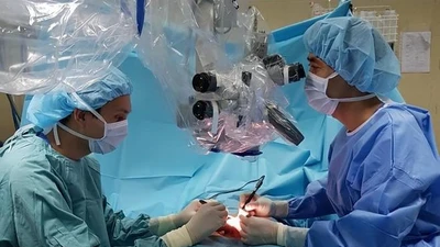 Các bác sĩ Khoa Nam học (BV Đại học Y Hà Nội) phẫu thuật cho một "quý ông"