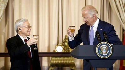 Ông Joe Biden, khi đó là Phó Tổng thống, nâng ly chúc mừng Tổng Bí thư Nguyễn Phú Trọng trong buổi tiệc chào mừng chuyến thăm lịch sử của ông Trọng tháng 7 năm 2015. Ảnh: Reuters.