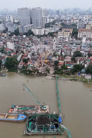 Phá dỡ loạt ngôi nhà ven sông Hồng để xây cầu Trần Hưng Đạo