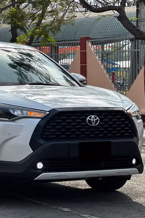 Khoảng khắc Toyota Corolla Cross bung túi khí do xe chạy bên cạnh nổ lốp