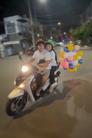 Lê Dương Bảo Lâm đi xe máy treo chùm bong bóng phía sau