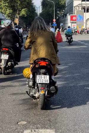 Người đàn ông chạy xe lạng lách, mở nhạc giữa trung tâm TP.HCM