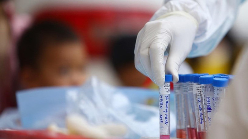 Xét nghiệm virus Corona tại Trung tâm Kiểm soát Bệnh tật thành phố Hà Nội (Ảnh: TTXVN)