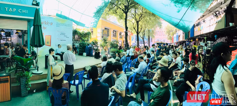 Cuộc hội thảo thu hút rất đông độc giả trên đường sách TP.HCM tham dự Cuộc hội thảo thu hút rất đông độc giả trên đường sách TP.HCM tham dự