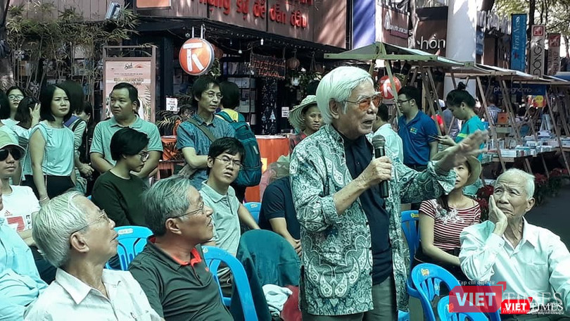 Rất đông các dịch giả, nhà nghiên cứu, nhà phê bình, nhà văn, nhà thơ, nhà giáo cùng có mặt tại cuộc tọa đàm, đưa nhiều ý kiến tranh luận