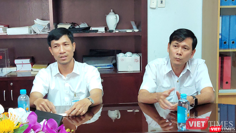 Trưởng khoa Xử lý Y tế - Ths. Mai Xuân Phán (bên trái ảnh) và bác sĩ Trần Gia Hiệp - Trưởng khoa Kiểm dịch Y tế (bên phải ảnh)