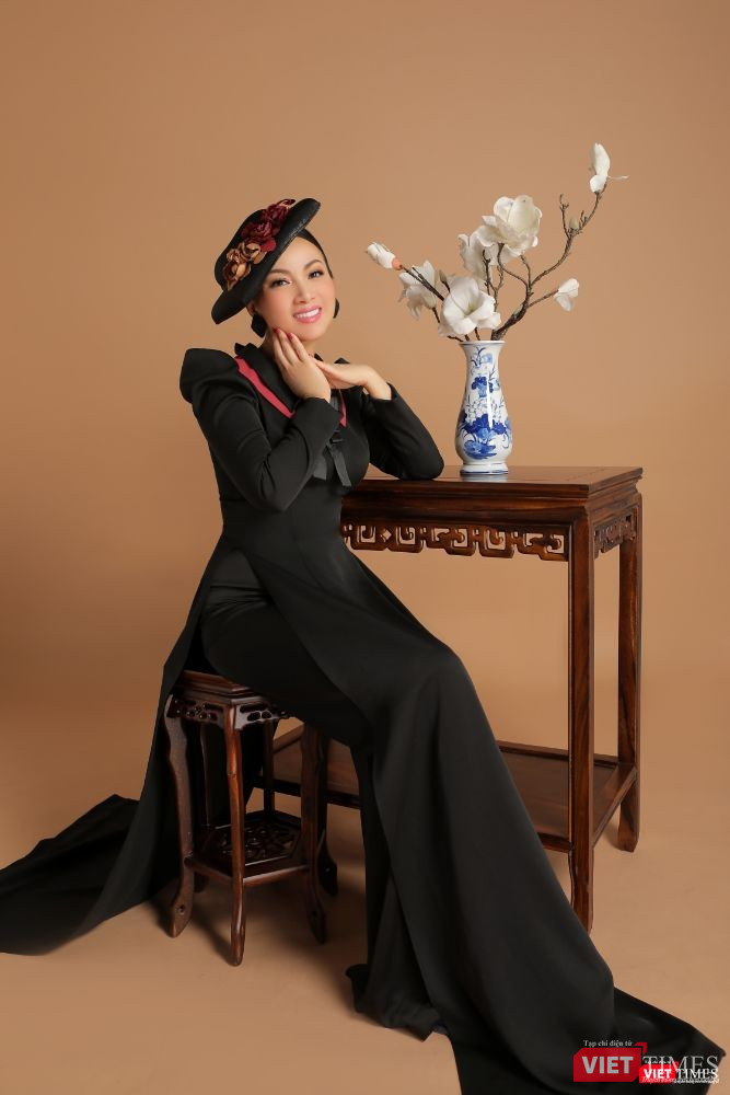 Trong gam màu đen, Hà Phương nổi bật với áo dài đi cùng phụ kiện 