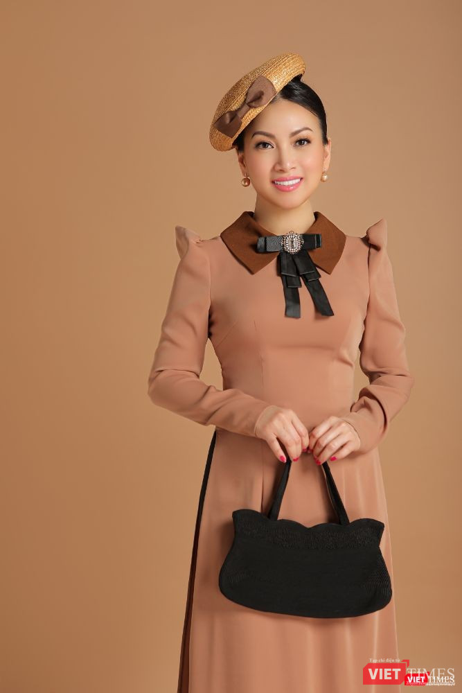 Với những gam màu nền nã, vẻ đẹp đài các của ca sĩ được lột tả 